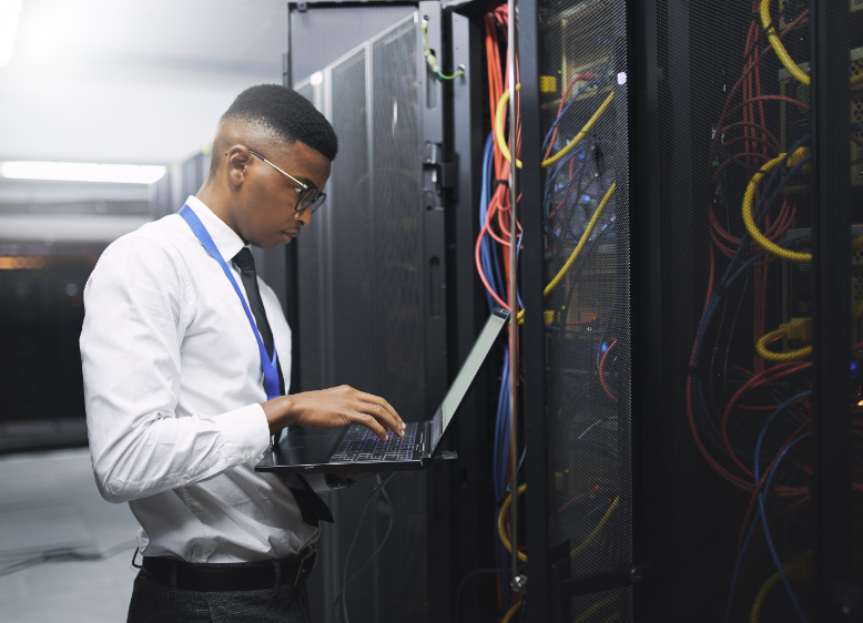 Potrzebny porządek w serwerowni? Nasi elektrycy o to zadbają!